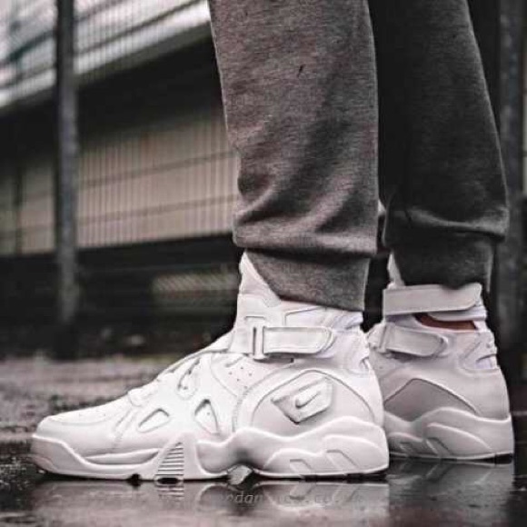nike air unlimited on feet